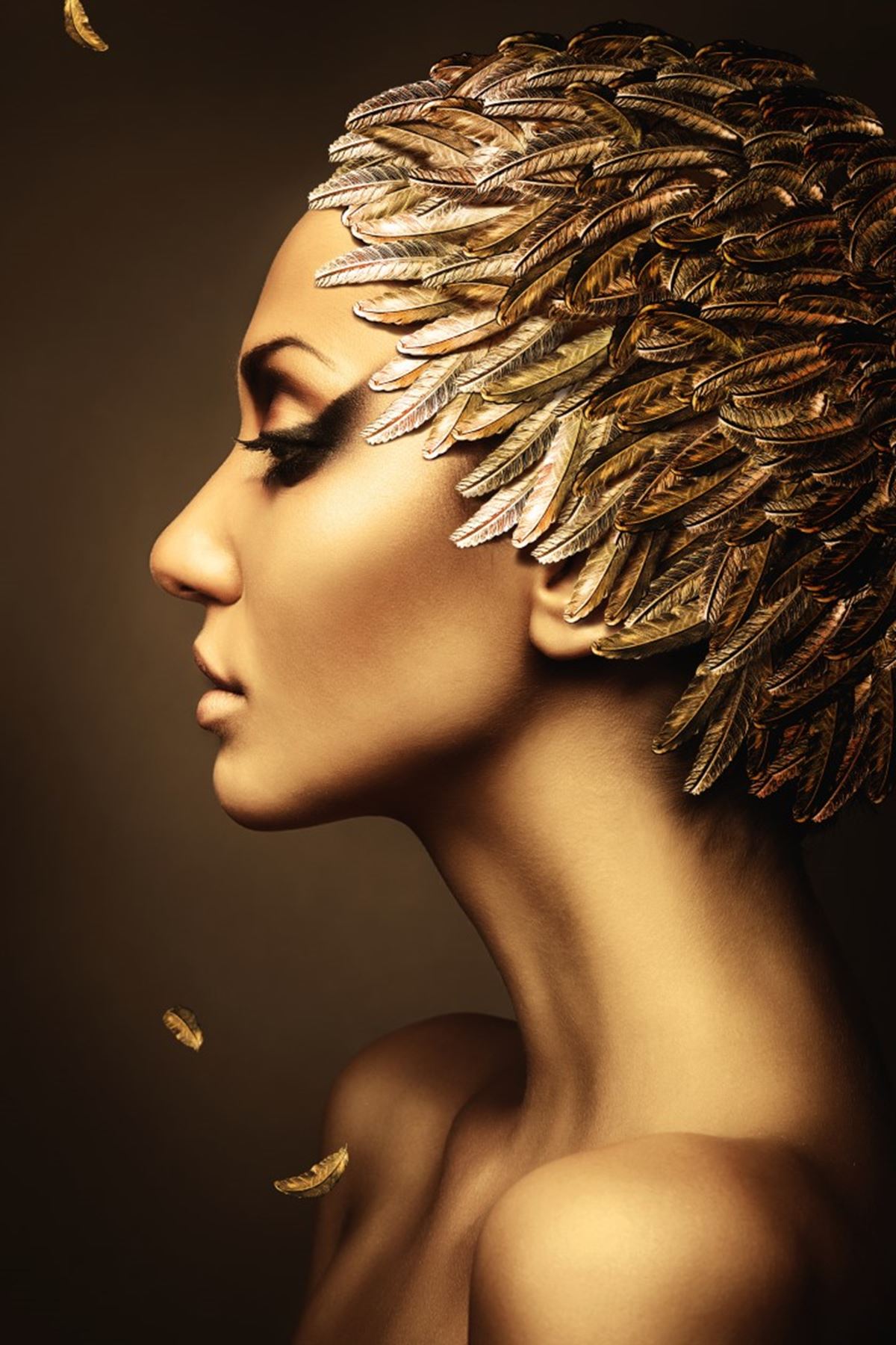 Woman in gold face makeup with feather hat,  Altın yüz makyajı tüy şapkalı kadın