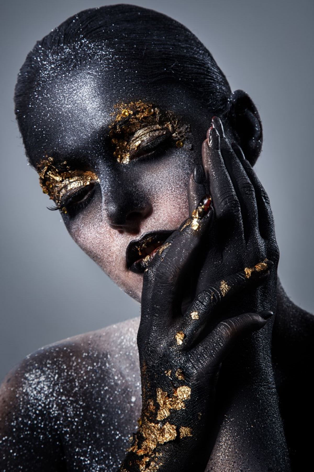 Gold and Black Makeup, Altın ve Siyah Makyaj