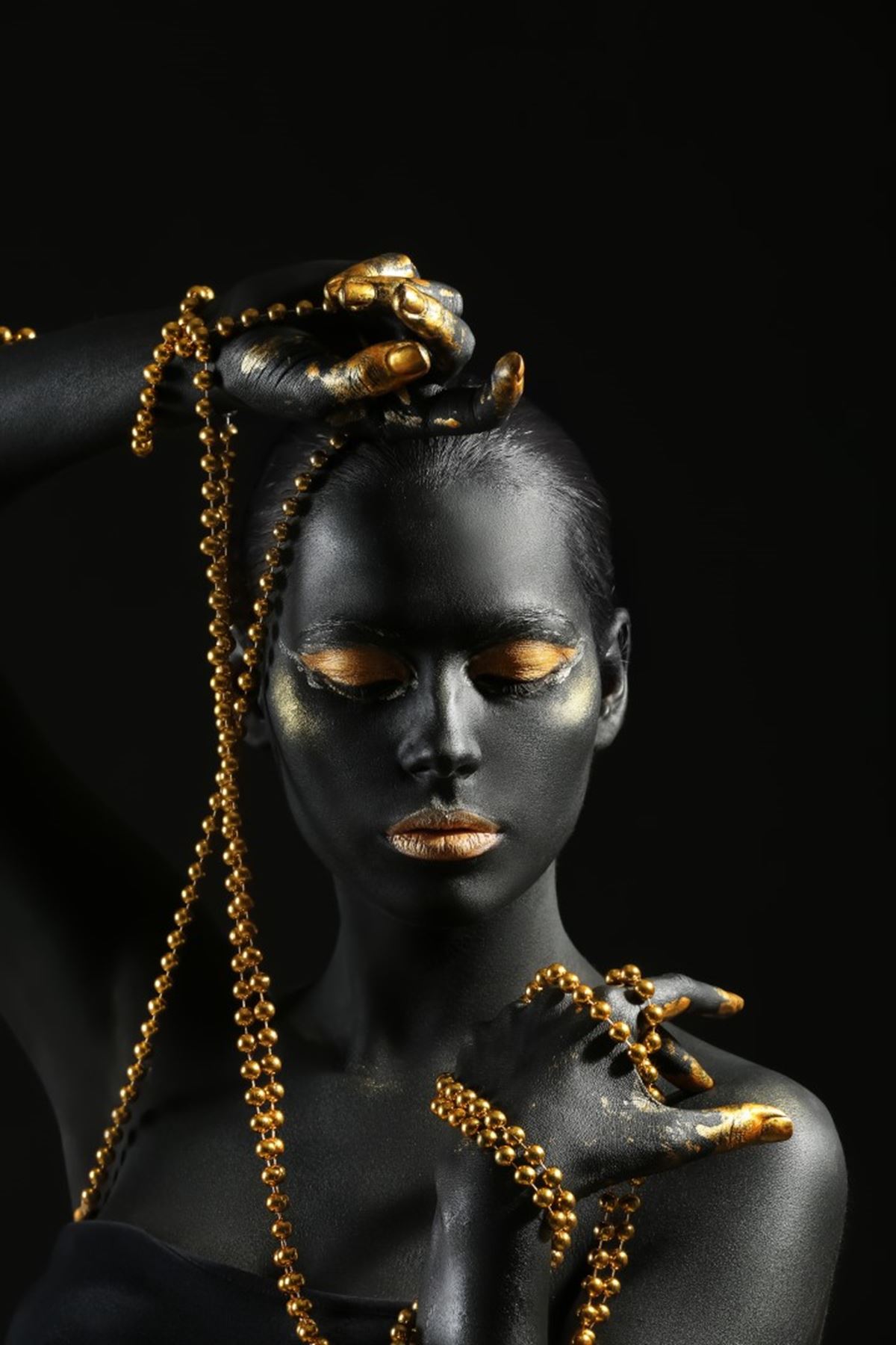 Black Skin Woman and Golden Makeup, Siyah Tenli Kadın ve Altın Makyaj