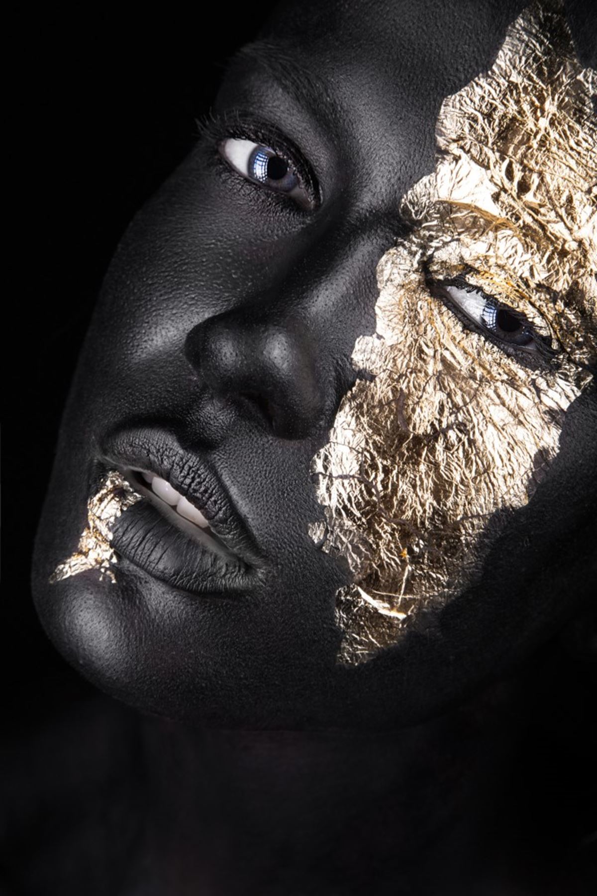 Black Skin Woman and Golden Makeup, Siyah Tenli Kadın ve Altın Makyaj