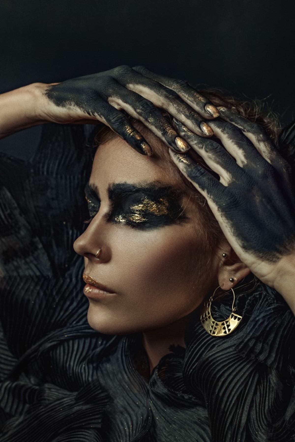 Gold & Black Face Makeup , Altın & Siyah Yüz Makyajı Kanvas Tablo